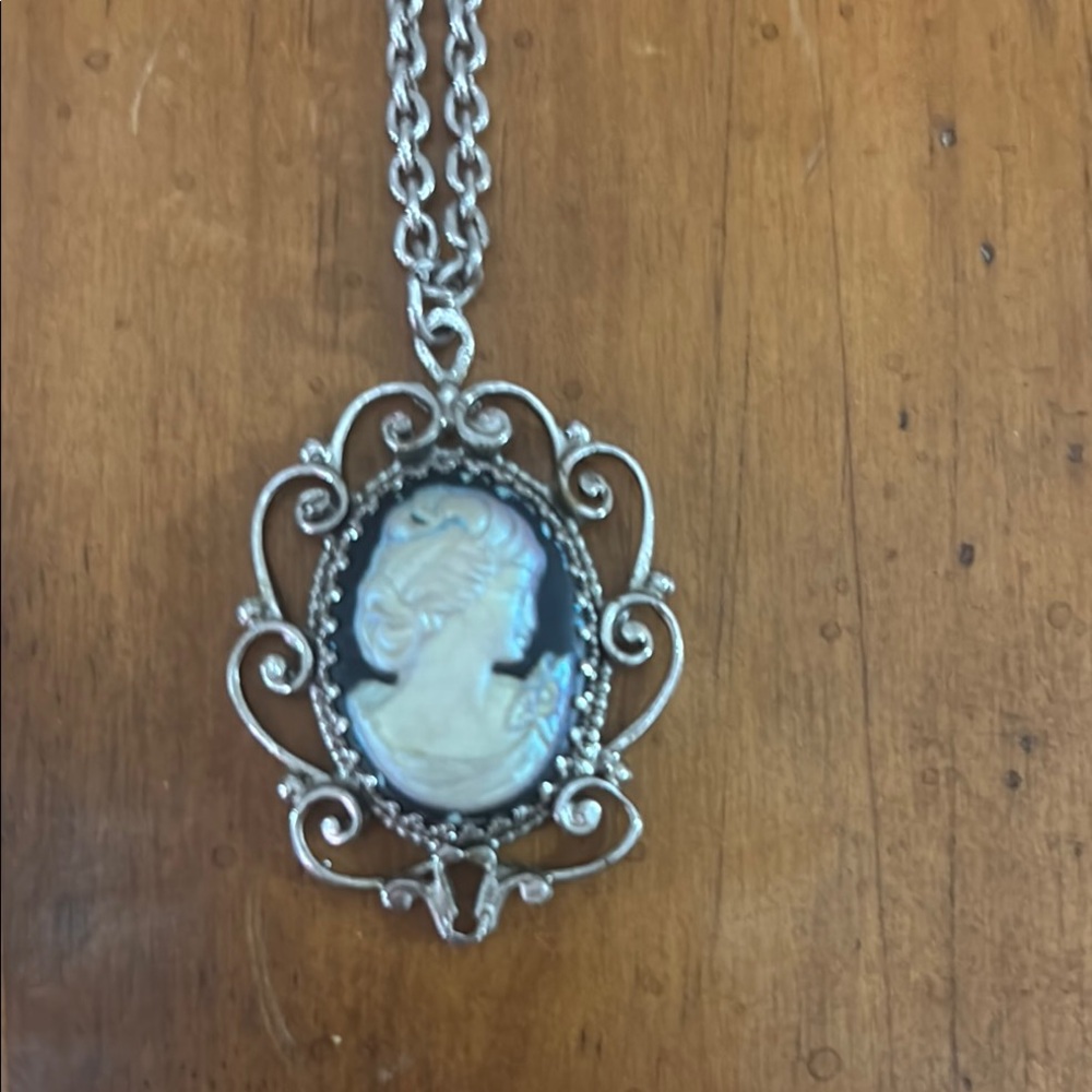 Vintage Whiting Davis Elegant Silver Cameo Pendant Necklace